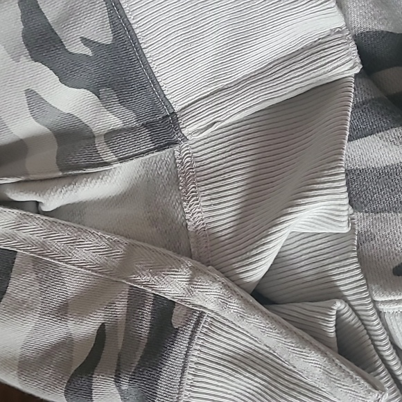 NWOT Aerie Grey Camo Oversized Crewneck - Picture 3 of 5